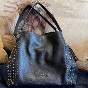 Coach shoulder bag
Used new condition 
Three compartments